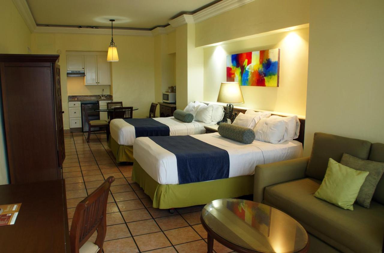 Royal Villas Resort Mazatlán Buitenkant foto A room at the hotel