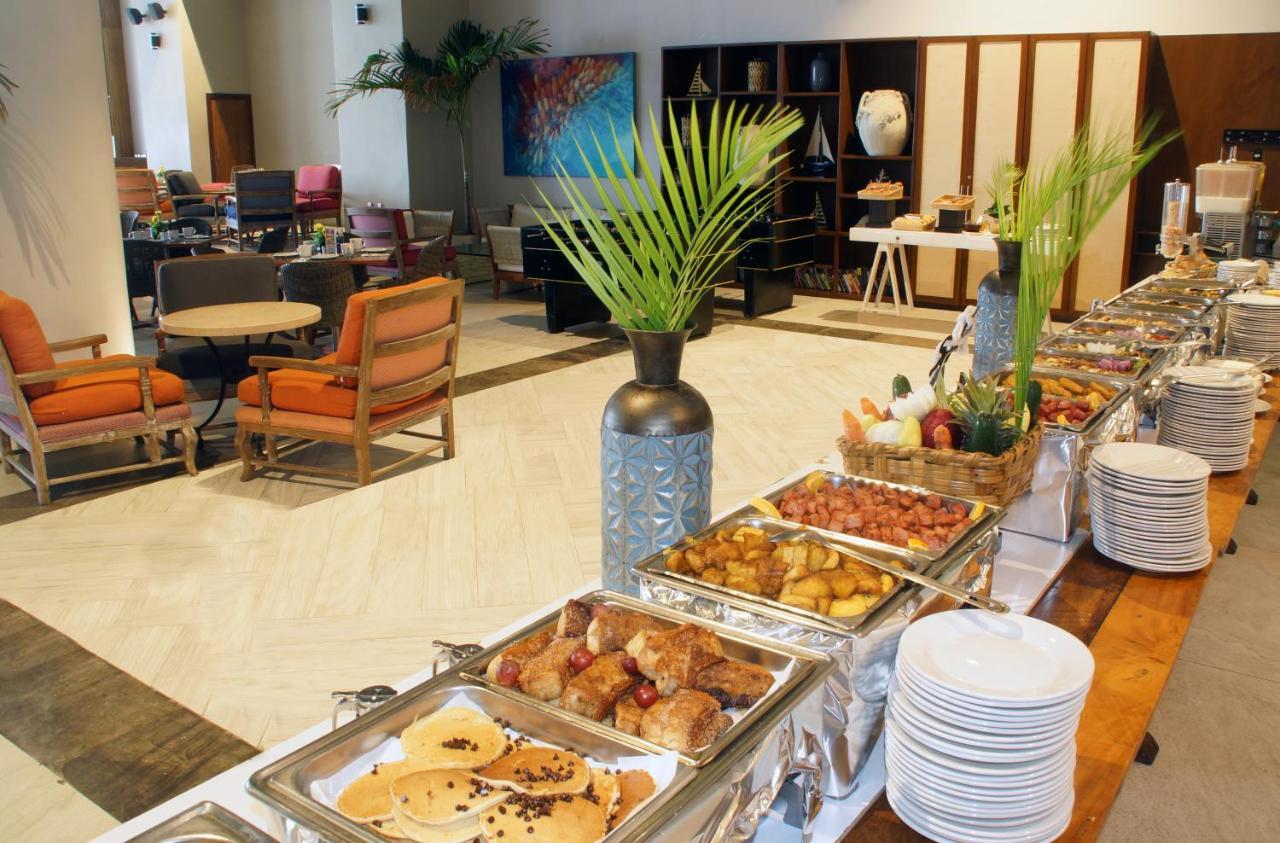 Royal Villas Resort Mazatlán Buitenkant foto A buffet at a hotel