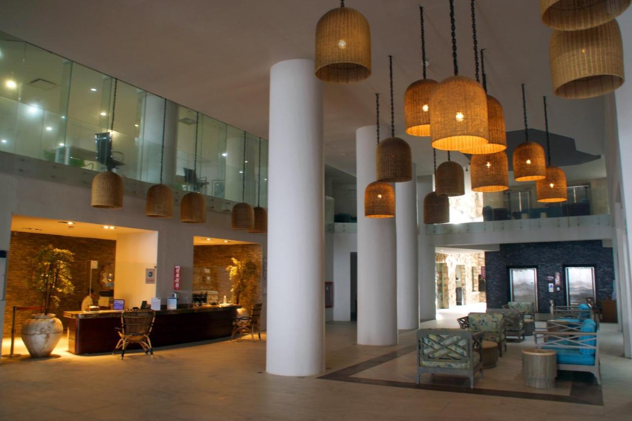 Royal Villas Resort Mazatlán Buitenkant foto The lobby of the hotel