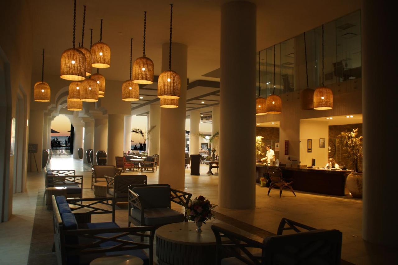 Royal Villas Resort Mazatlán Buitenkant foto The lobby of the hotel