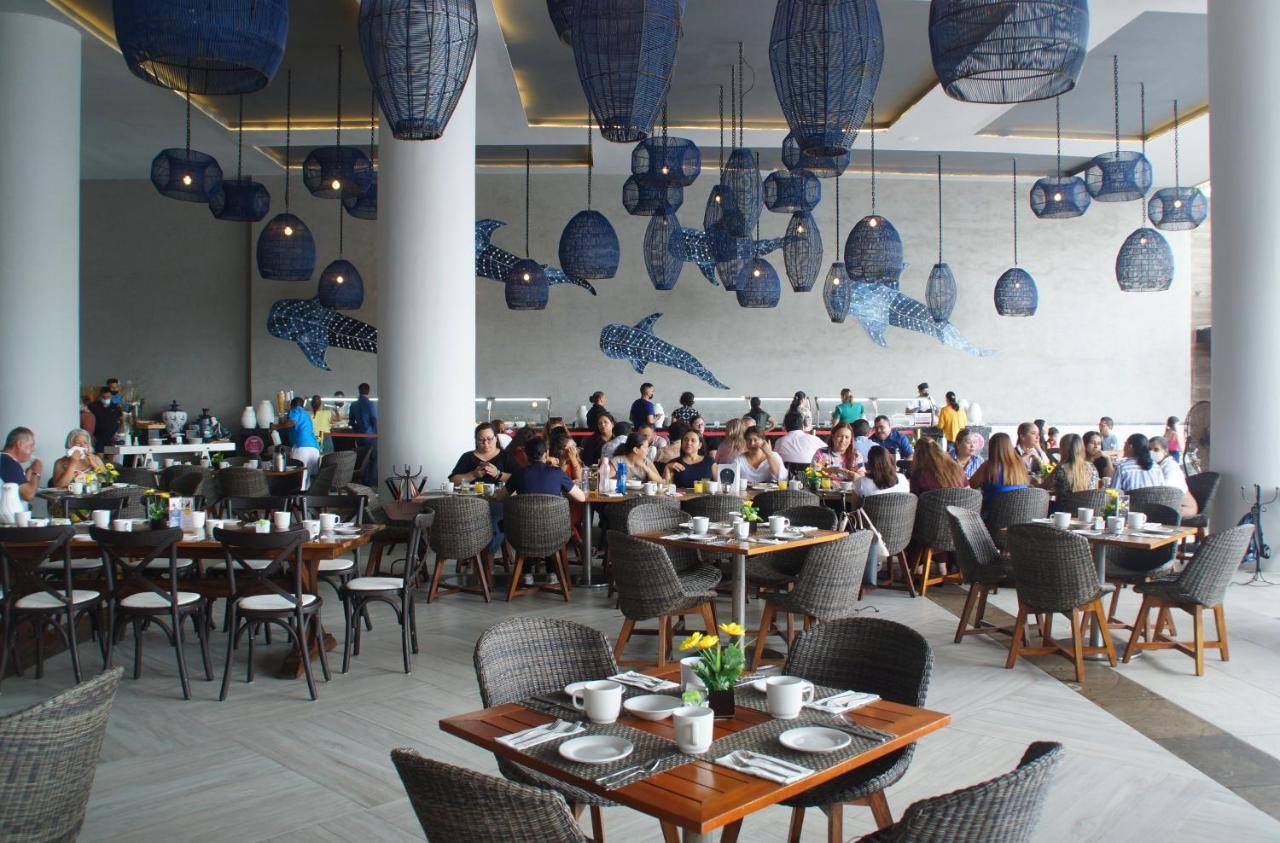 Royal Villas Resort Mazatlán Buitenkant foto The restaurant at the 1018