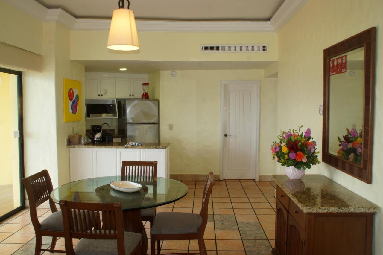 Royal Villas Resort Mazatlán Buitenkant foto A typical kitchen in a hotel