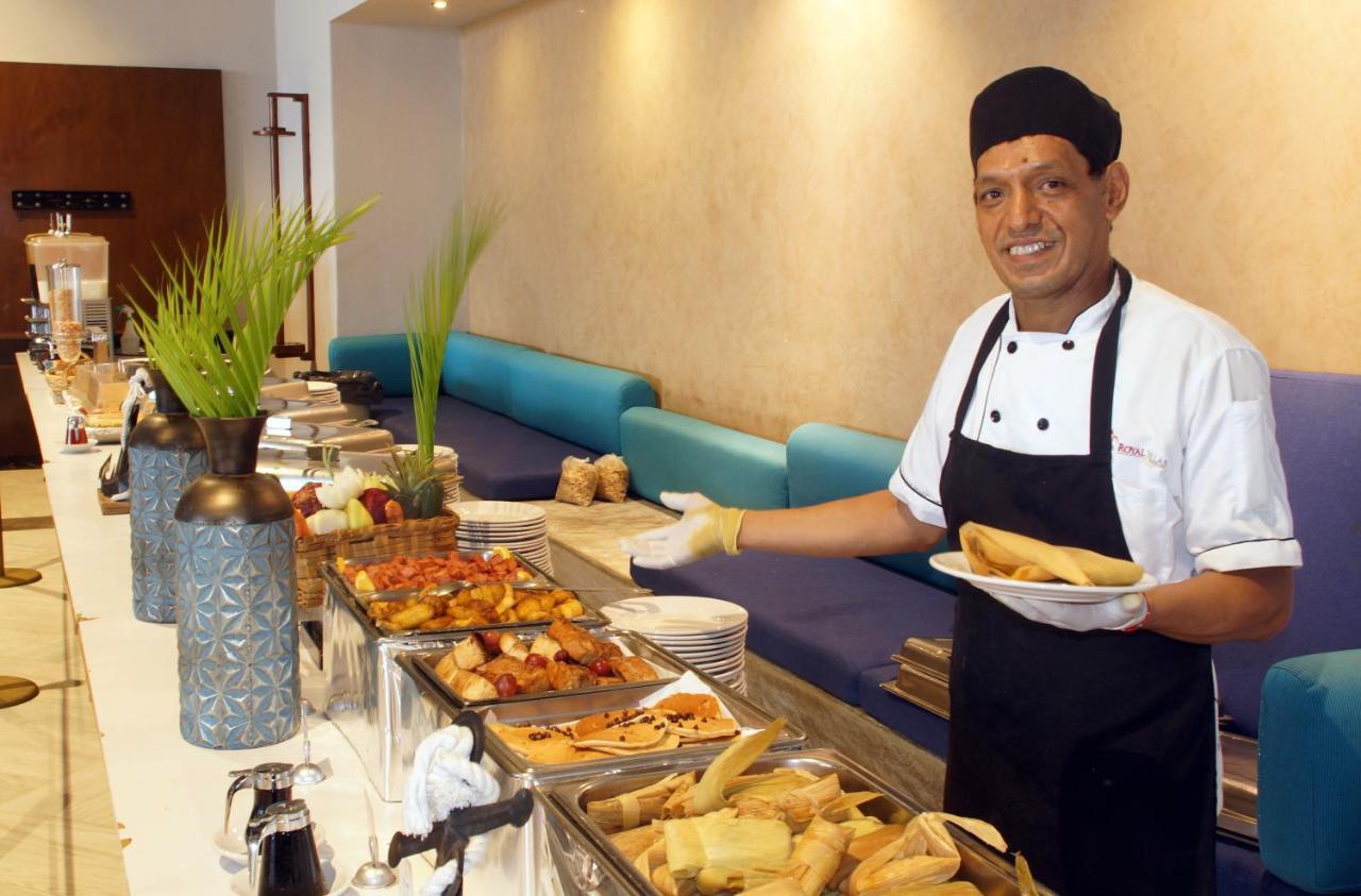 Royal Villas Resort Mazatlán Buitenkant foto A chef at a buffet