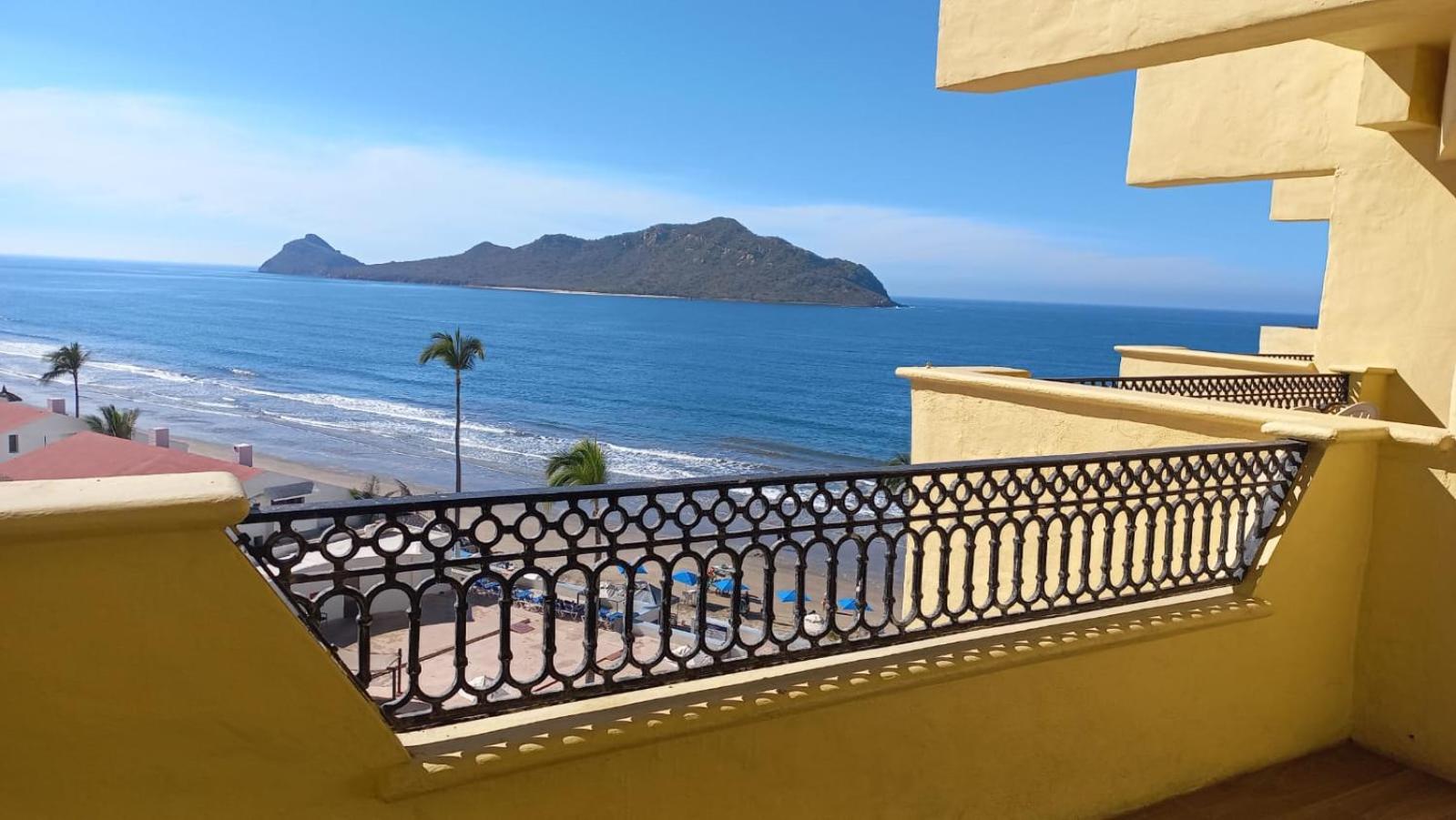 Royal Villas Resort Mazatlán Buitenkant foto View of the island from the mainland
