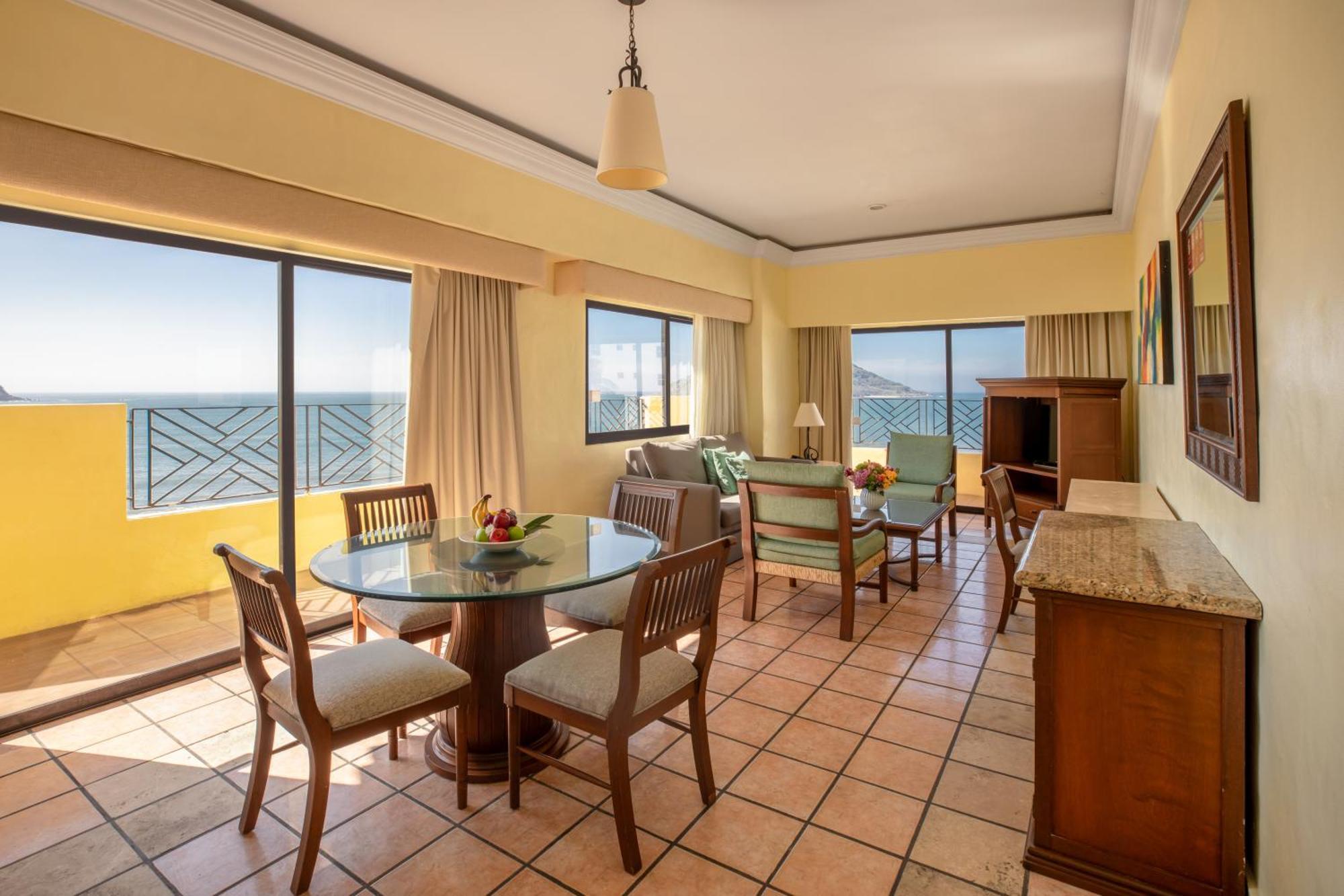 Royal Villas Resort Mazatlán Buitenkant foto A suite at the Sheraton Vistana Resort
