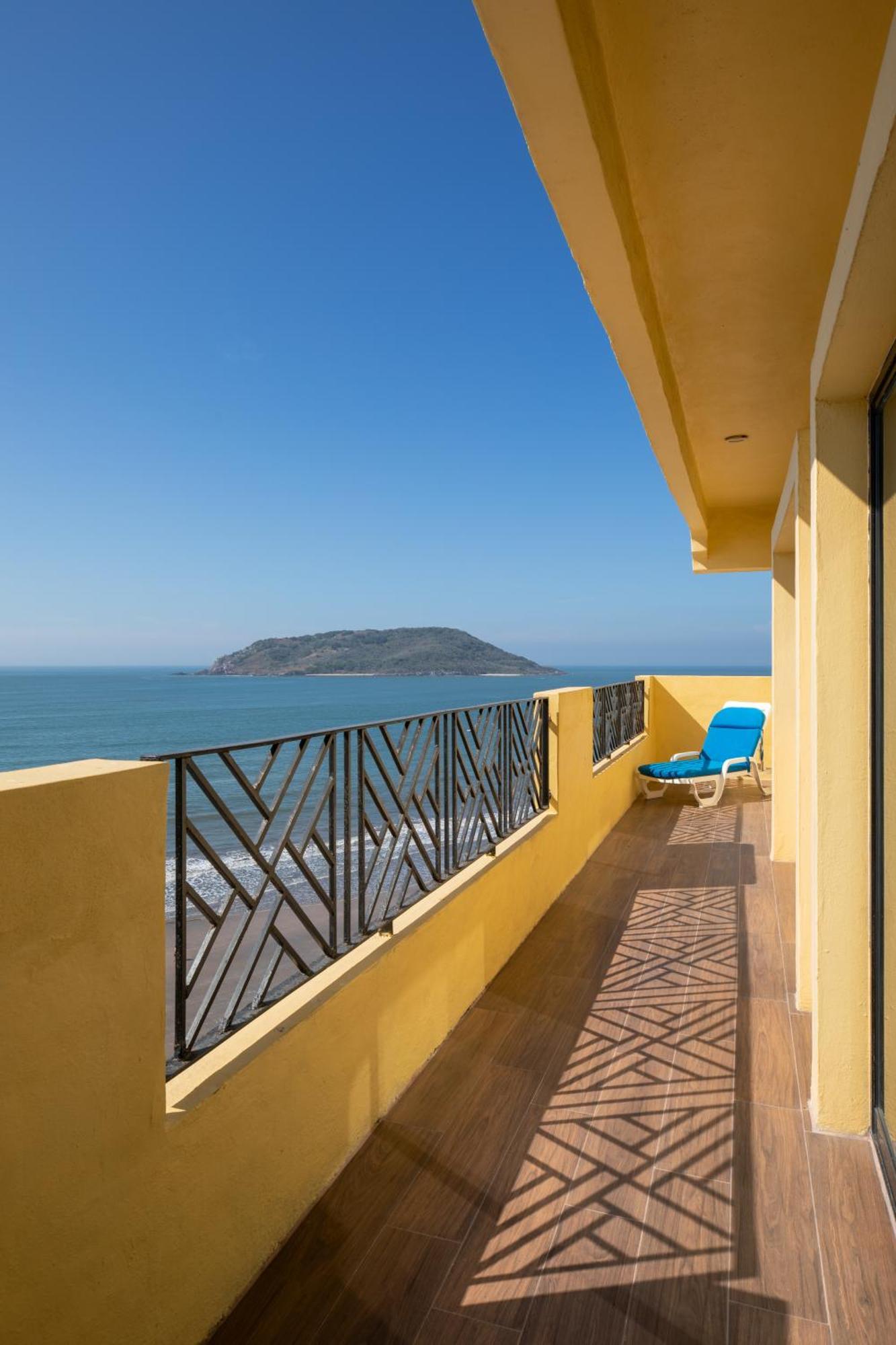 Royal Villas Resort Mazatlán Buitenkant foto View of the island from the coast of Acapulco